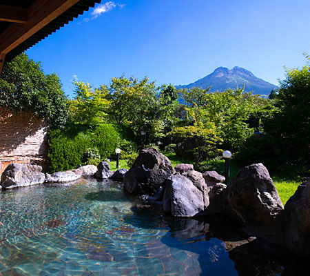 ゆふの湯／由布岳を一望できる露天風呂、サウナや水風呂、ジェットバスをご用意。中でも「杜のサウナ」は由布岳を眺めながら汗を流せる贅沢な造りにです。