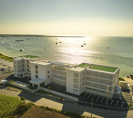 ホテルから一望する青い海と夕陽。「日本の渚100選」に選ばれた 美しいビーチの絶景は一生一度の思い出と感動を！