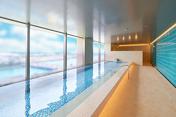 ホテル最上階には、宿泊者専用大浴場を完備。(天然鉱石人工温泉)沖縄の空が広がる開放的な空間でゆったりと湯船に浸かり、旅の疲れを癒します。