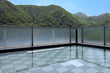 地上60m、16階から定山渓の四季を眺められるのは「星天」だけ！全国でも例を見ない高さに設けられた展望大浴場。