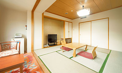 日本風情あふれるくつろぎの空間。純和風のつくりで、青畳と木の香りが疲れた体を癒すのに最適です。