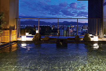 松山城と松山市内を一望できる絶好のロケーション。日本最古の湯を心ゆくまでお楽しみください。
