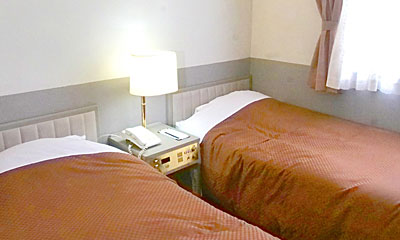 シングルベッドが2つのツインルーム。ご夫婦や女子旅にぴったり。