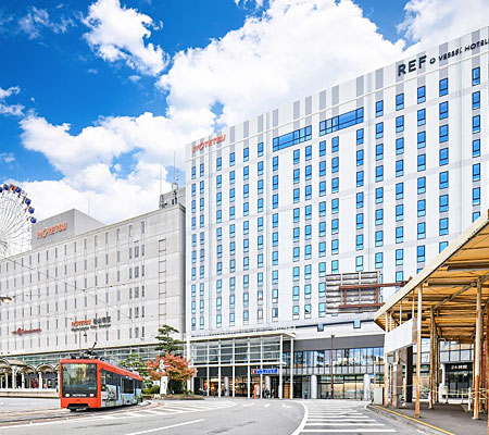 伊予鉄「松山市駅」に隣接した最高のロケーション。地域らしい温泉旅館とモダンデザインを掛け合わせたシンプルながら松山らしさを感じるホテルです。