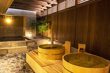 檜の樽風呂と露天の岩風呂があり、ほどよく外の風を感じながらゆっくりと浸かることができます。