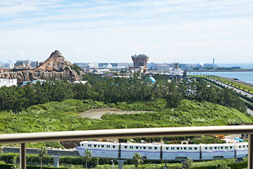 東京ディズニーランド®にも東京ディズニーシー®にもモノレールでアクセスできる至便なホテルです。ホテル前には東京湾のオーシャンビューが広がります。