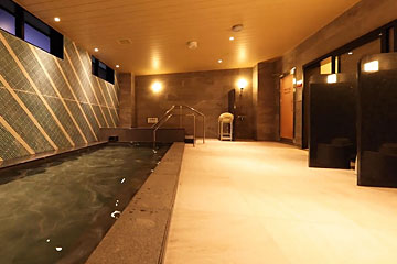 ホテル最上階には「変なホテル」初となる大浴場を設置。湯は「ファイテンウォーター」を採用
