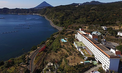 錦江湾を一望する小高い丘にたたずむホテル。指宿名物の砂蒸し温泉を館内で楽しめます。