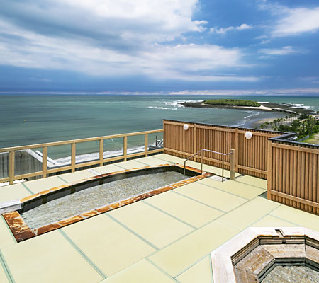 「全面畳敷き」が大好評。青島～太平洋を眺めながらゆったりと露天風呂をご堪能ください。