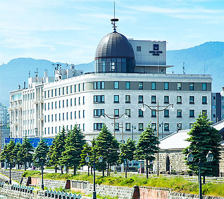 JR小樽駅から徒歩約7分。小樽運河前に佇むヨーロッパ調のホテルです。
