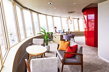360度の景色を見渡せるホテル最上階のラウンジは、スイート、プレミアフロアのステイゲスト限定の贅沢な空間。ワンランク上の滞在を演出します。