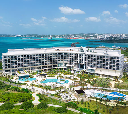 2023年6月開業。沖縄県宮古島のトゥリバー地区に位置するビーチリゾートホテル。界に誇る宮古ブルーの海や輝くようなサンセットを望む絶好のロケーションです。