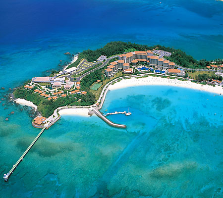 名護湾と東シナ海に挟まれた夕陽の名所・ブセナ岬に建つ、国際級リゾートホテル