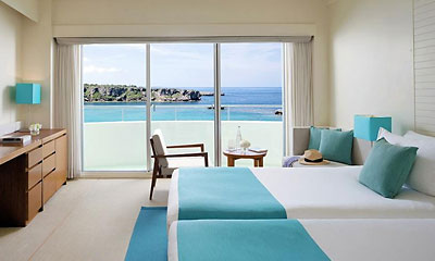 砂浜の白と海の青を基調に明るくスタイリッシュなデザインと色彩を施しています。また、バスルームの大きな窓から直接オーシャンビューを楽しむことができます。