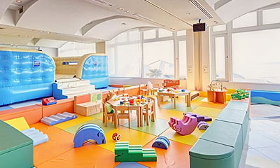 大型のエア遊具やオモチャなどが揃うキッズパーク。小さまお子様から小学生まで、広々とした空間で思いっきり遊ぶことができます。