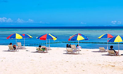 ホテルの目の前に広がるウッパマビーチはマリンスポーツのパラダイスです。ウッパマとは、沖縄の言葉で「大きな浜」という意味！１キロ以上にわたる真っ白な砂浜とエメラルドグリーンの東シナ海は絶景。もちろん透明度もピカイチ！各種マリンスポーツも楽しめます。