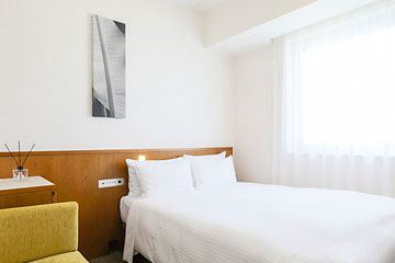 「琉球畳」をイメージしたカーペット、伝統染物の「紅型」をイメージしたカーテンなど、沖縄テイストを味わえる客室デザインです。140cm幅のベッドでゆっくりとお休み頂けます。