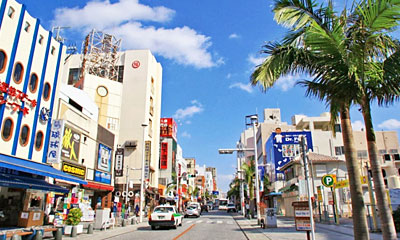 沖縄那覇市の県庁北口交差点から安里三叉路にかけて、「奇跡の1マイル」と呼ばれる国際通りは、全長1.6キロのメイン通りを中心に昼夜賑わいを見せています。