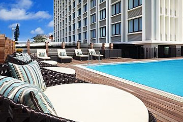 ホテルの3階部分に位置する15m×7mの屋外プール。沖縄の温かい日差しを浴びながら、優雅に涼をお愉しみいただけます。