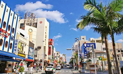 沖縄県庁の近くに位置する那覇市の国際通りは、全長約1.6kmにわたってみやげ品店やファッションショップ、レストランなどのお店が軒を連ね、ホテルも数多くあります。