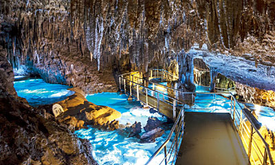 「おきなわワールド」内にある国内最大級の鍾乳洞で人気の観光スポット。神秘的な世界を楽しむことができます。