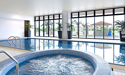 1年を通じてスイミングが楽しめる屋内プールは、全面ガラス張りで開放感あふれる空間設計が魅力です。