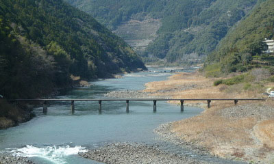 水質日本一の１級河川で奇跡の清流と呼ばれる仁淀川。水が青く澄んでいることから仁淀ブルーと呼ばれる安居渓谷や秋の時期には紅葉がとても美しい中津渓谷などの見所も多い。