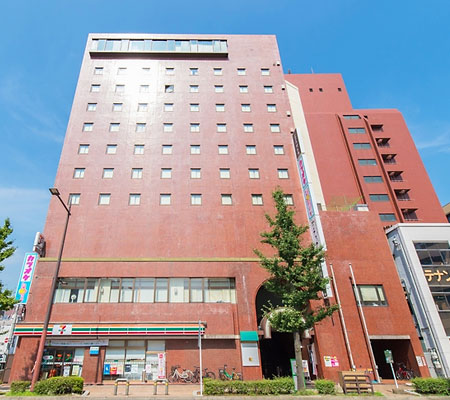 北九州の玄関口、小倉の中心部に位置しビジネス街や繁華街にも隣接した便利な立地。ビジネス出張、レジャーの宿泊に。