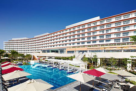 県内最大級を誇る広さのプールを備えたアーバンリゾートホテル。