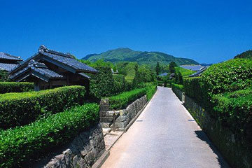 歴史を感じさせる屋敷。江戸時代に、薩摩藩があったところで、今も重厚な屋敷の数々が並んでいる。