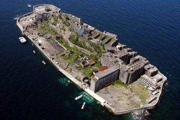 2015年世界文化遺産として正式登録。かつて石炭採掘で栄え、今は廃墟と化した軍艦島。