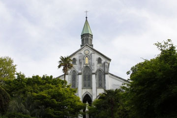 幕末の開国にともなって造成された長崎居留地の中に、在留外国人のために建設した中世ヨーロッパ建築を代表するゴシック調の国内現存最古の教会。聖堂内を飾るステンドグラスには、約100年前のものもある。