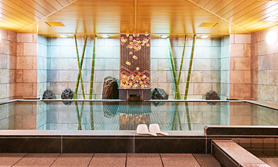 サウナ付きの大浴場。和の雰囲気漂う広々した大浴場で旅の疲れを癒します。