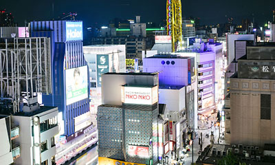 大阪メトロ御堂筋線「なんば駅」出口25番から徒歩2分、観光・ビジネスの拠点として最適な立地です。