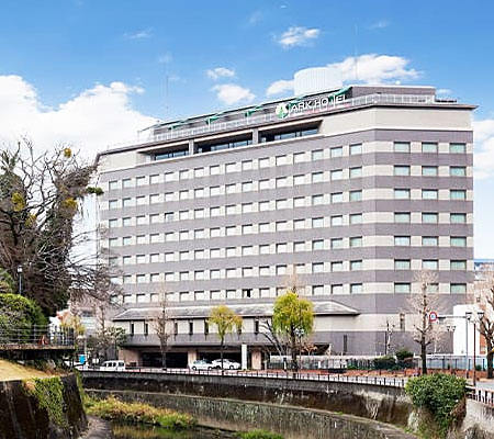 熊本城の英姿と豊かな緑を眼前に望む市の中心街～JR熊本駅から車で約10分のハイグレードなホテルです。