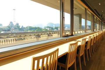 熊本城が一望できる「レストラン六花」を15時～23時までフリースペースとして毎日開放。フリードリンクコーナーもございます。
