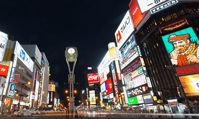 北日本最大の歓楽街であるすすきのには、ナイトクラブ、レストラン、カラオケ店がたくさんあります。すきのビルの人気ランドマークであるニッカウィスキーのライトサインが光る前で記念撮影をお忘れなく。