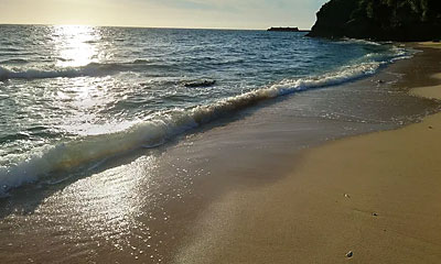 ホテルから徒歩約2分。自然のビーチ「なっこうりビーチ」はとてもきれいな夕日を​眺められます。