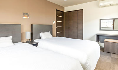 ベッドルームとリビングに分かれた52㎡の広々空間となっており、ベッド2台とソファーベッド2台を利用して最大4名様までご宿泊いただけます。