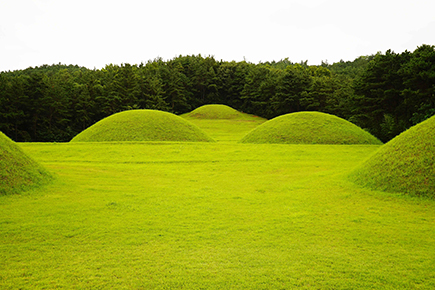 陵山里古墳群