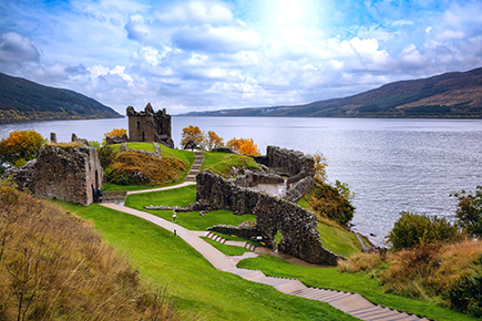 アーカート城とネス湖
