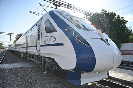 インド高速列車「ヴァンデ・バーラト・エクスプレス」