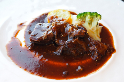 子牛肉のボルドーワイン煮込み