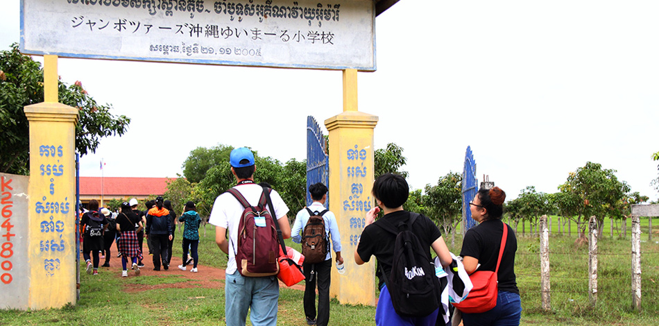 ジャンボツアーズゆいまーる小学校　校門
